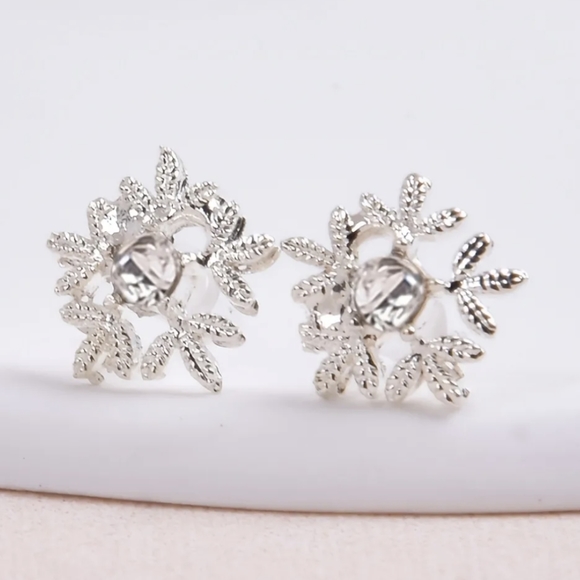 3pcs/set Fashion Christmas Silver Snowflake Necklace Stud Earrings - Picture 2 of 15